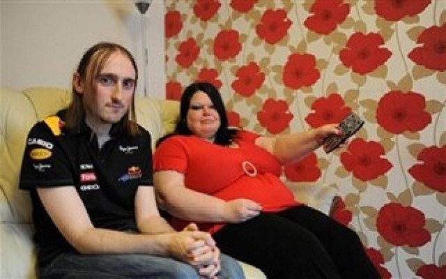 Απίστευτο: Δείτε τι κάνει στον σύντροφό της κάθε φορά που γυρνά σπίτι