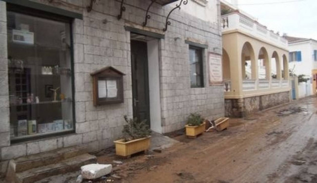 Εικόνες βιβλικής καταστροφής στις Σπέτσες (pics)