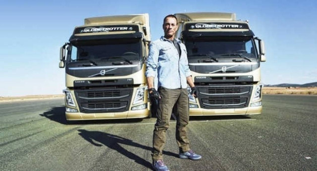 Ο Jean Claude Van Damme κάνει σπαγγάτο μεταξύ δύο Volvo FH