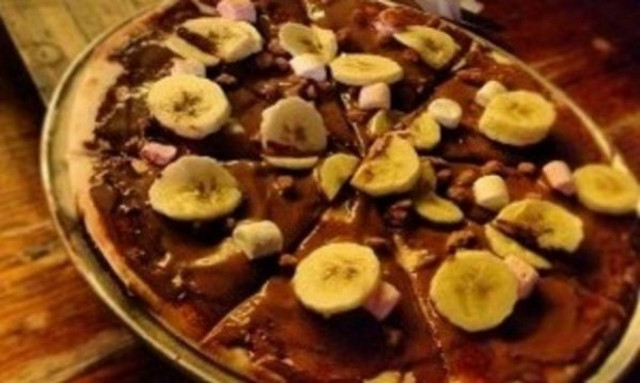 Συνταγή για λαχταριστή γλυκιά πίτσα σοκολάτας!