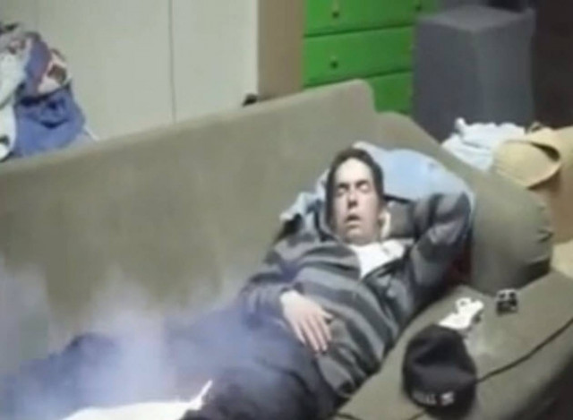 Ένας εντελώς ακατάλληλος τρόπος για να ξυπνήσεις κάποιον... (βίντεο)