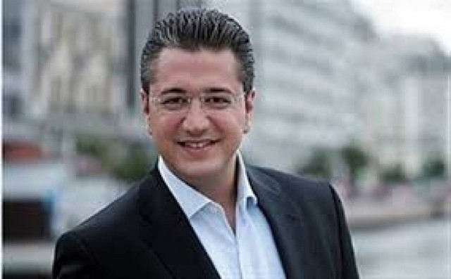 Με ποια ξανθιά  «φλερτάρει» ο Τζιτζικώστας;