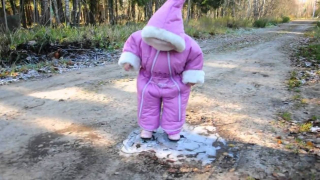 Ξεκαρδιστικό βίντεο! Δείτε την πρώτη επαφή ενός μωρού με τον... πάγο!