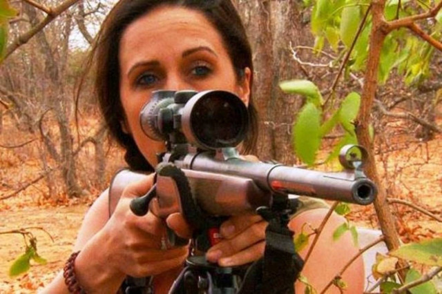 Σοκ: Φωτογραφίζεται χαμογελαστή με νεκρά ζώα! (photos)