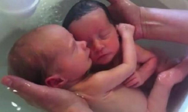 Αγκαλιασμένα νεογέννητα δίδυμα κάνουν μπάνιο!