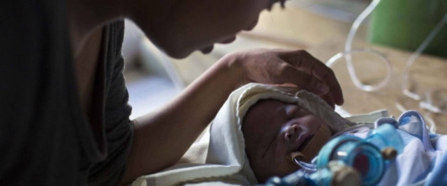 Τα μωρά στις Φιλιππίνες αγωνίζονται για να επιβιώσουν μετά τον τυφώνα