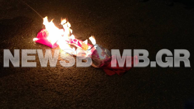 Μέλη της ΑΝΤΑΡΣΥΑ έκαψαν σημαία με τη σβάστιγκα και του ΝΑΤΟ