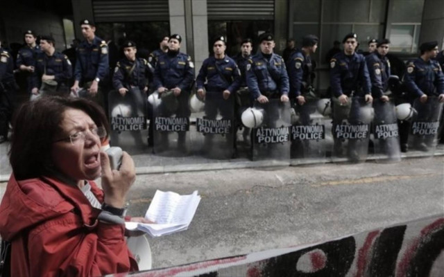 Συγκέντρωση διαμαρτυρίας καθαριστριών έξω από το ΥΠΟΙΚ (vid)