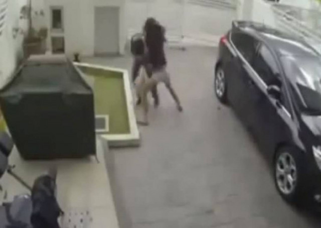 Γυναίκα ρίχνει άγριο ξύλο σε τσαντάκια (Video)