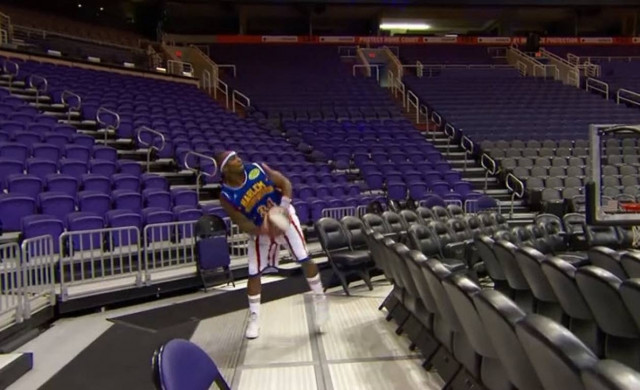 Έβαλε καλάθι από το... σπίτι του και έκανε ρεκόρ! (βίντεο)