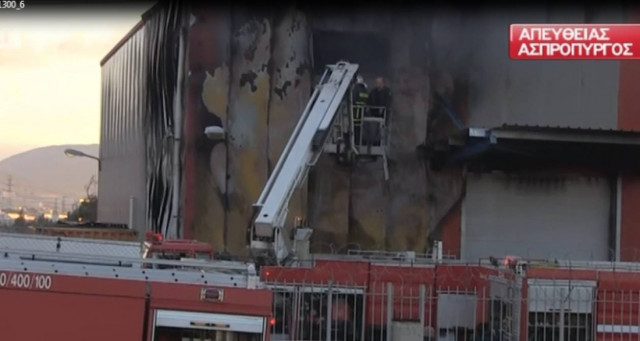 Φωτιά σε εργοστάσιο στον Ασπρόπυργο (vid)