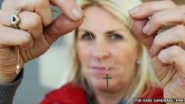 Τηλεπαρουσιάστρια απολύθηκε γιατί φορούσε σταυρό!