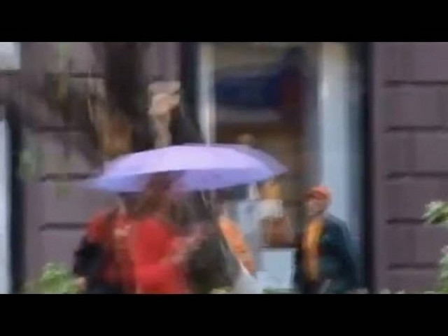 Βίντεο-ΣΟΚ: Γυναίκα γλύτωσε για... εκατοστά τον θάνατο!