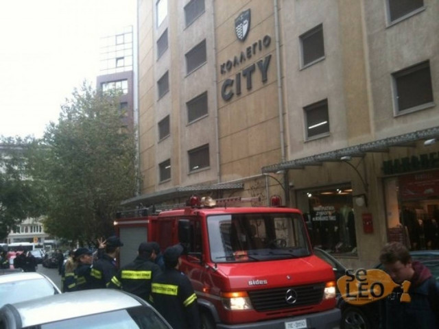 Θεσσαλονίκη - ΤΩΡΑ: Άντρας απειλεί να πέσει στο κενό