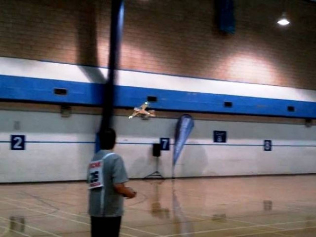 Το απίθανο τηλεκατευθυνόμενο αεροπλάνο... χορευτής (βίντεο)