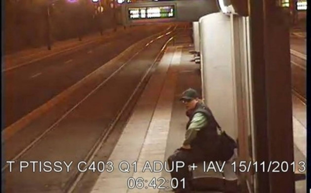 Φωτιά πήραν τα τηλέφωνα καταγγελιών για τον ένοπλο του Παρισιού