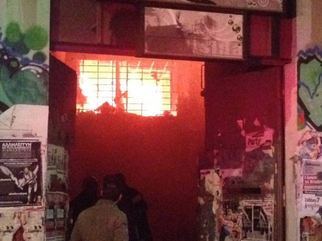 Στις φλόγες παλιό εργοστάσιο στη Θεσσαλονίκη