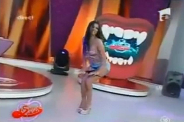 Βίντεο: Παρουσιάστρια έβγαλε το εσώρουχο της live σε εκπομπή!