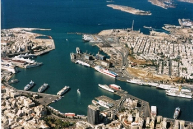 Κρουαζιερόπλοιο προσέκρουσε στο λιμάνι του Πειραιά