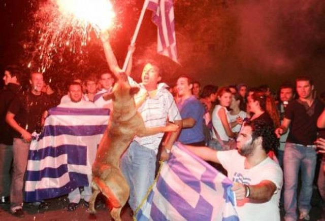 Πάτρα: Πανηγυρισμοί μετά την πρόκριση της Ελλάδας στο Μουντιάλ