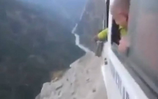 Βόλτα σε έναν από τους επικίνδυνους δρόμους του κόσμου! (βίντεο)