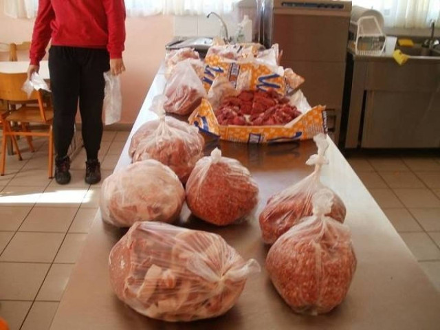 Αντί για μπομπονιέρες στον γάμο τους προσέφεραν κρέας για τα παιδιά!