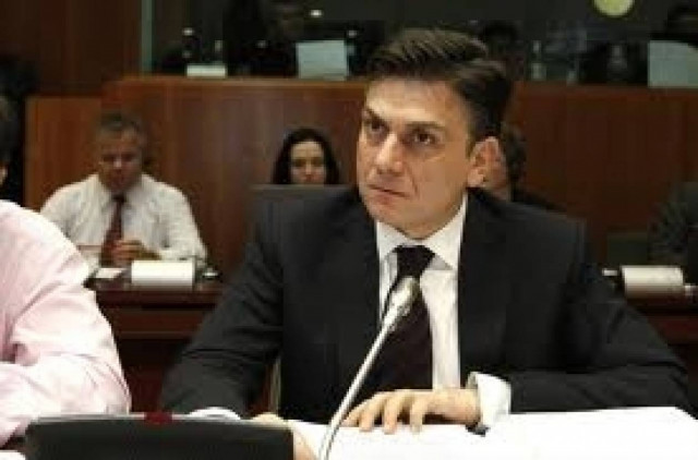 To facebook και τα σχέδια του Θάνου Μωραΐτη