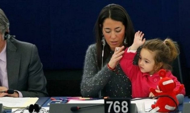 Από 44 ημερών στο Ευρωκοινοβούλιο. Σήμερα είναι 3 ετών και ψηφίζει!