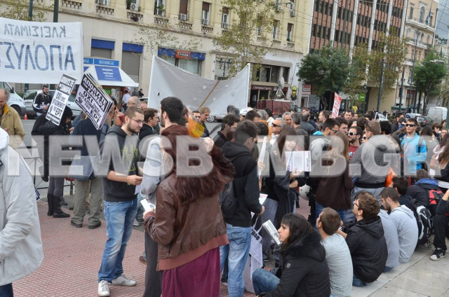 Σε εξέλιξη το συλλαλητήριο στα Προπύλαια (Φωτό&Βίντεο)