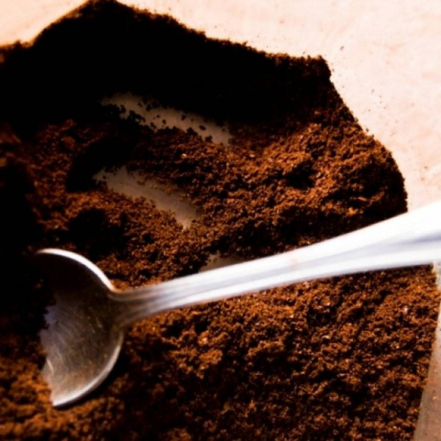 Φτιάξτε λίπασμα για τα φυτά σας από χρησιμοποιημένους κόκκους καφέ