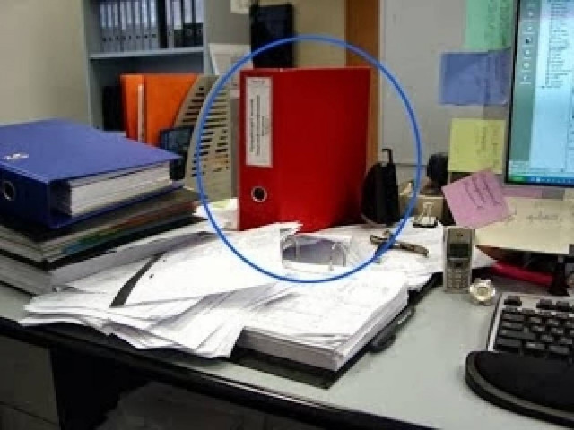 Δεν θα πιστεύετε τι έχει μέσα αυτός ο χαρτοφύλακας (pics)