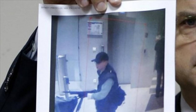 Συνελήφθη ο ένοπλος που σκόρπισε τρόμο στο Παρίσι