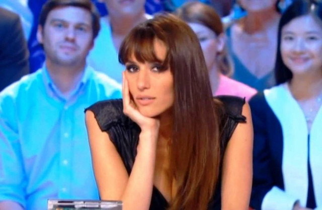 Παρουσιάστρια πέταξε τα ρούχα της για χάρη της Γαλλίας (βίντεο)