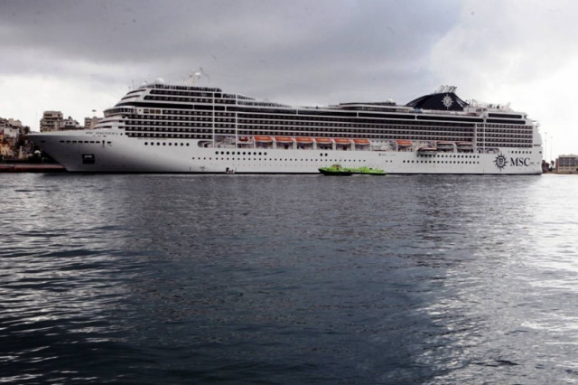 Πειραιάς: Κρουαζιερόπλοιο «γκρέμισε» τον λιμενοβραχίονα! (pics)