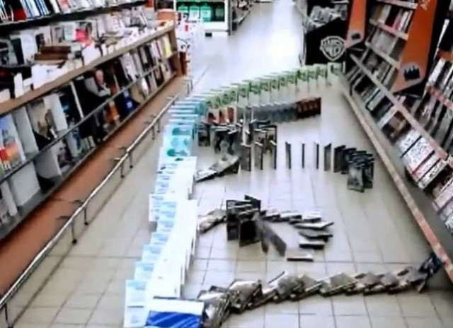 Ντόμινο μέσα σε σούπερ μάρκετ (βίντεο)