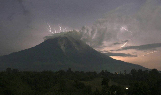 Εκπληκτικές φωτογραφίες από την έκρηξη του ηφαιστείου Σιναμπούνγκ