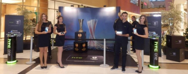 Το ελληνικό κοινό αγκάλιασε το κύπελλο του UEFA Europa League