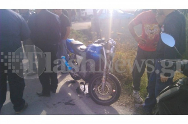 Μηχανή «καρφώθηκε» πάνω σε αυτοκίνητο (φωτο)