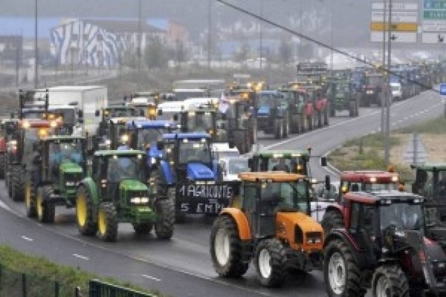 Αγρότες απέκλεισαν την πρόσβαση στο Παρίσι