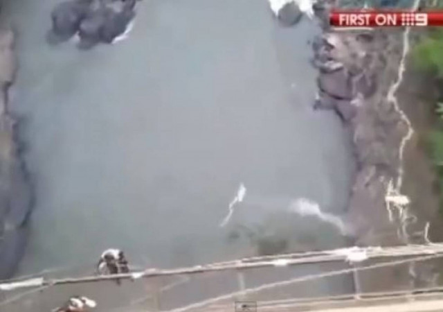 ΣΥΓΚΛΟΝΙΣΤΙΚΟ: Έκανε Bungee Jumping και κόπηκε το σχοινί (Video)