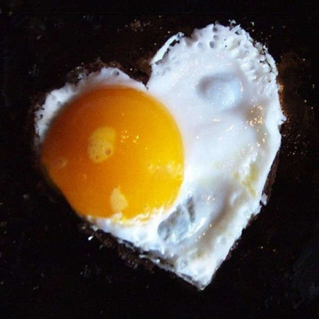 Το κόλπο για να φτιάξετε τα πιο νόστιμα αβγά-μάτια