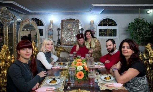 Το ομοφυλοφιλικό βίντεο του παπά από το «Κάτι Ψήνεται» προκαλεί σοκ!