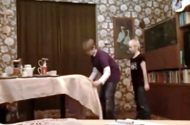 Επικό fail βίντεο: Το κόλπο με το τραπεζομάντηλο!