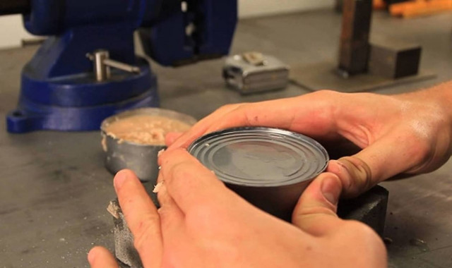 Βίντεο: Πως να ανοίξετε μια κονσέρβα με τα χέρια σας