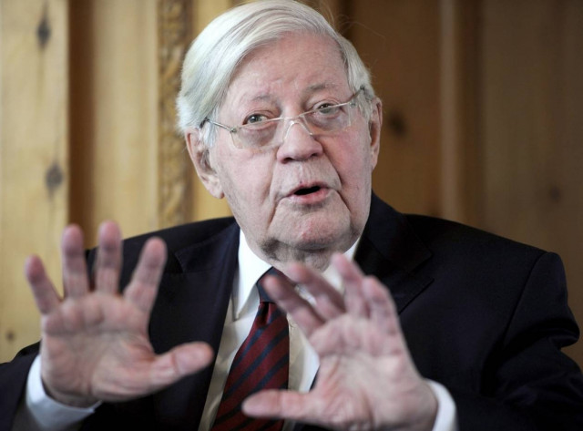 Σμιτ προς Μέρκελ: Το χρέος της Ελλάδας πρέπει να ελαφρυνθεί