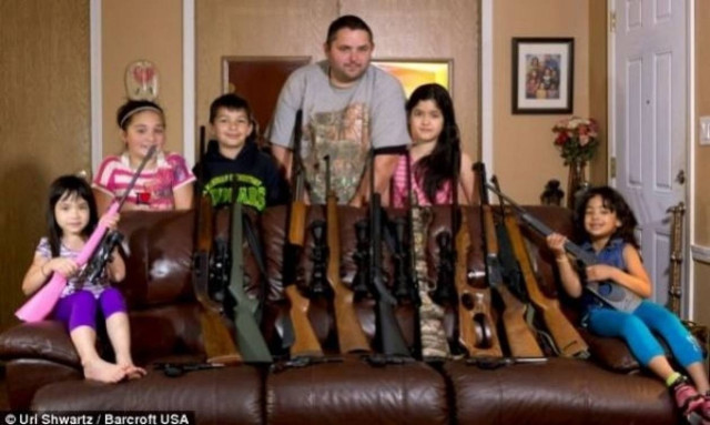 Σοκ! Πατέρας μαθαίνει στα ανήλικα παιδιά του να πυροβολούν