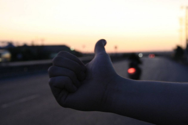 ΣΟΚ! Ηλικιωμένος έκανε οτοστόπ σε... ληστές και τον παράτησαν γυμνό!