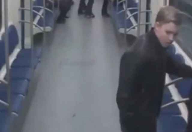 Bίντεο- Σοκ: Τον πυροβολούν μέσα στο μετρό