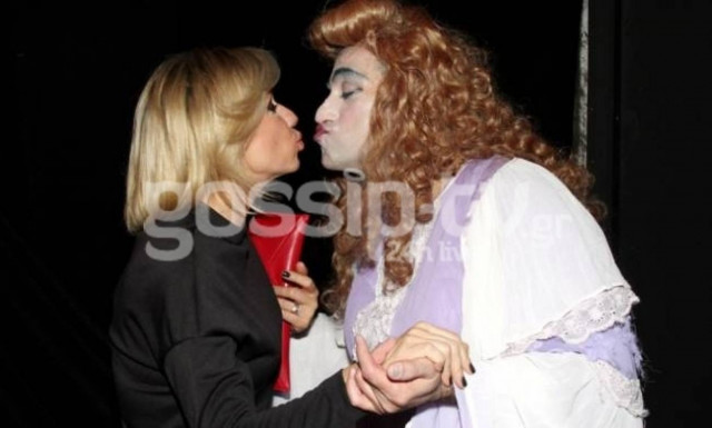 Ποια είναι η κυρία που φιλάει στο στόμα η Κατερίνα Καραβάτου;