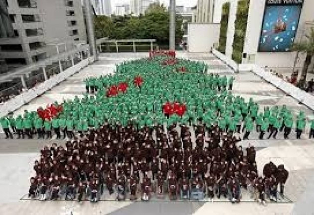 Το μεγαλύτερο ανθρώπινο χριστουγεννιάτικο δέντρο στην Μπανγκόκ!